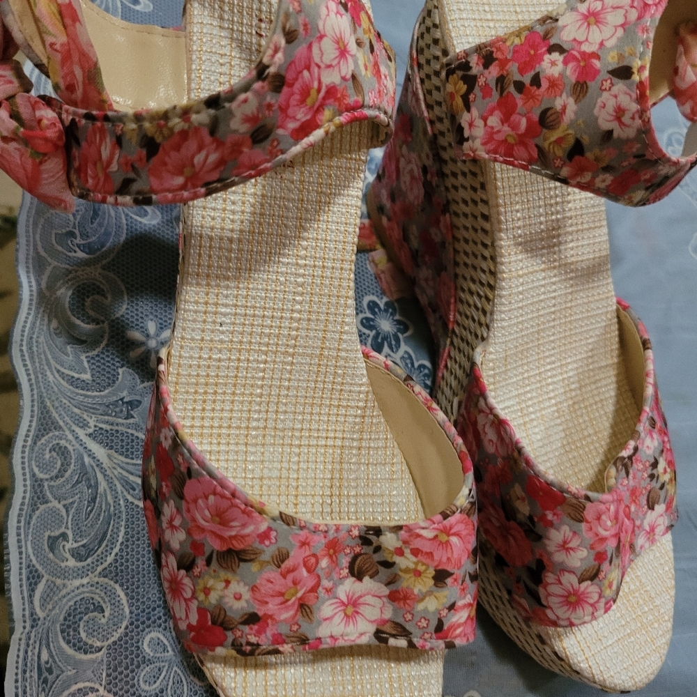 Sandle - Picture 3 of 5